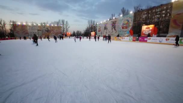 Lidé na silent disco bruslení — Stock video