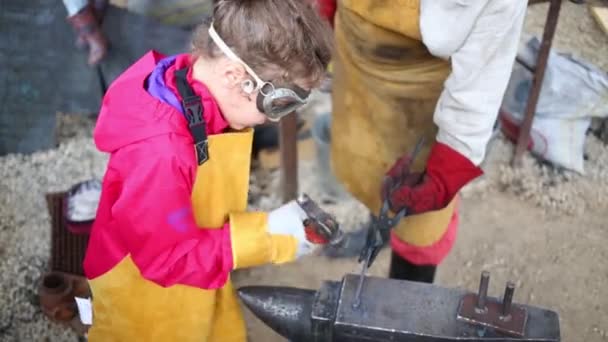 Mädchen lernt, mit Hammer zu schlagen — Stockvideo