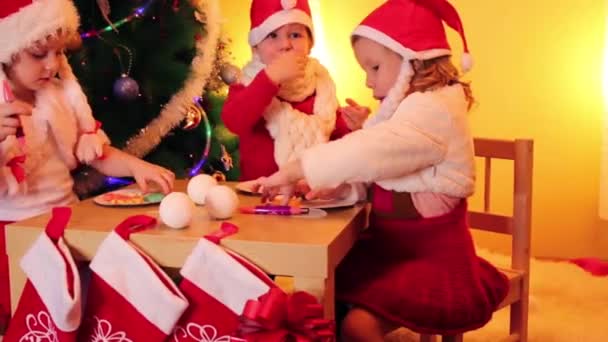 Petites filles et garçon en bonnets Père Noël — Video