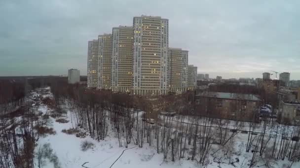Dwelling complex near snowbound pond — Stock Video