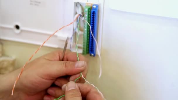 Manos masculinas cable desenroscante — Vídeo de stock