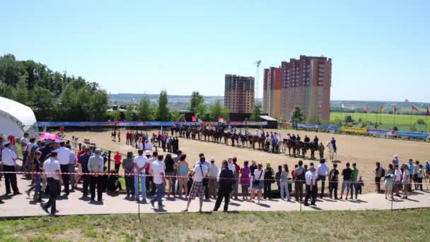 Les spectateurs regardent les coureurs alignés — Video