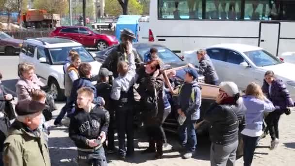 Children rubbed nose of monument — Stock Video