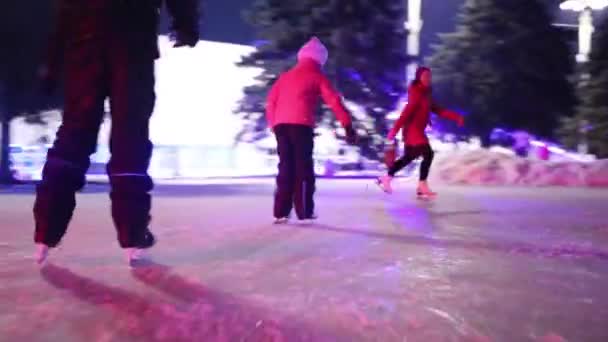 Familie Schlittschuh auf der Eisbahn — Stockvideo