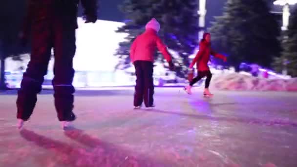 Family skates at ice rink — Stock Video