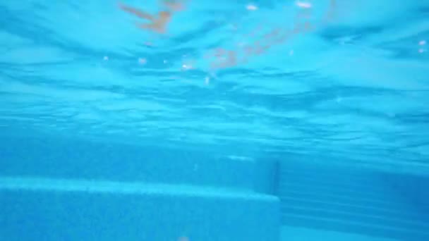 Foten av simning man under vattnet — Stockvideo