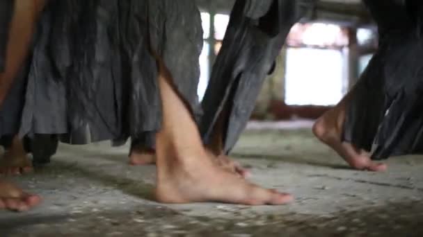 Босоногие мужские ноги в рваных штанах — стоковое видео