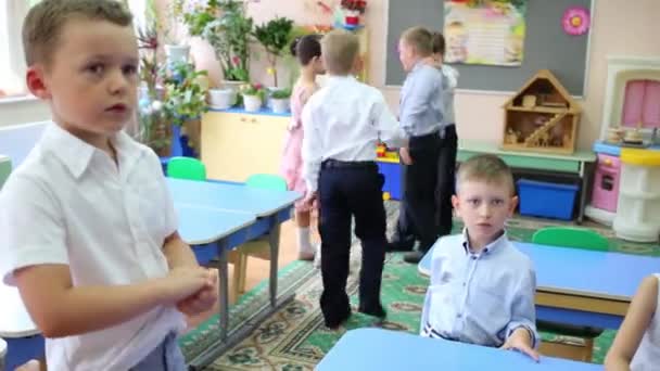 Kinderen spelen In de kleuterschool — Stockvideo