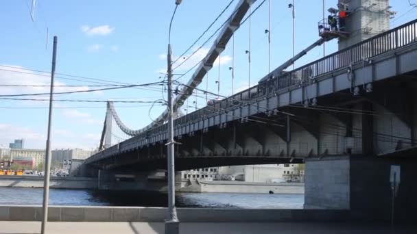 Puente Krymsky a través del río Moscú — Vídeo de stock