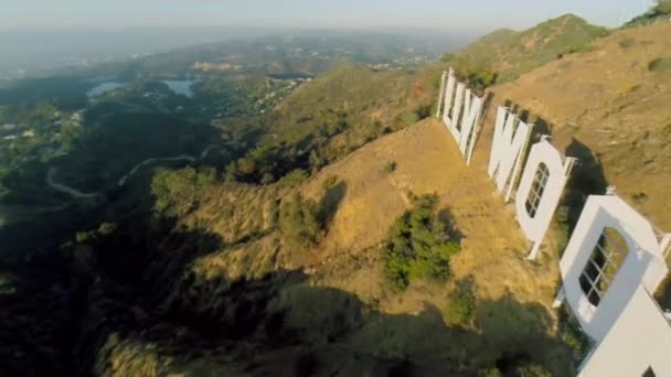 Top van Mount Lee met Hollywood teken — Stockvideo
