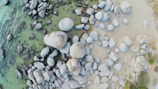 Каменный берег озера Тахо — стоковое видео