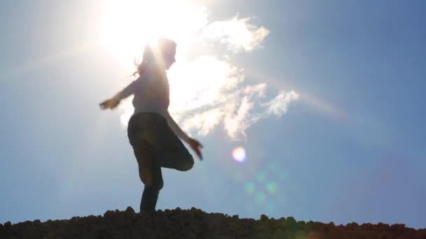 Ragazza in jeans corre sul posto — Video Stock