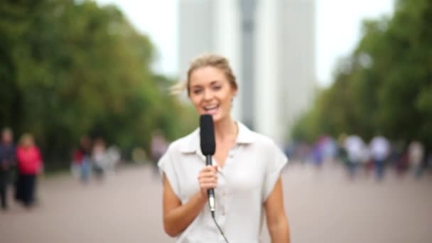 Jeune fille avec microphone — Video