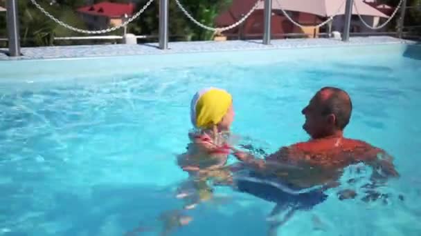 Opa bringt Enkelin Schwimmen bei — Stockvideo