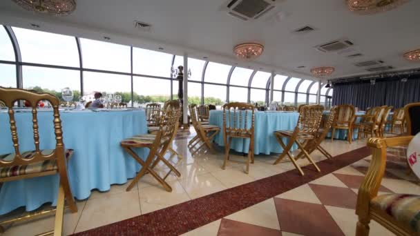 Waiter in floating Restaurant River Palace. — Stock Video