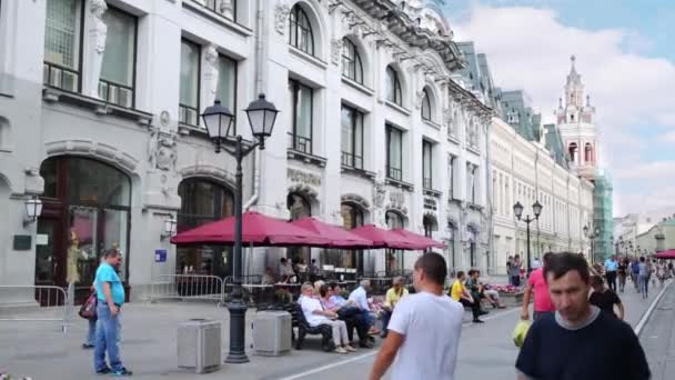 Mensen lopen in Nikolskaya straat — Stockvideo
