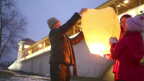 Familia preparar lanzamiento linterna china — Vídeo de stock