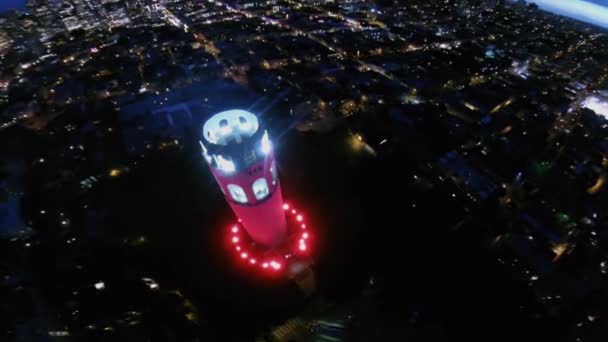 Coit Tower med belysning mot megalopolis — Stockvideo