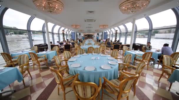 Persone in galleggiante Ristorante River Palace . — Video Stock