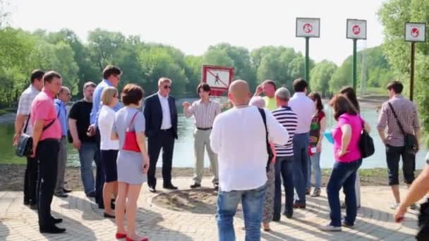 Gruppo di iniziativa che ispeziona i cambiamenti nel parco — Video Stock