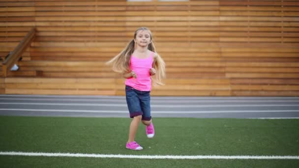 Klein meisje in roze loopt — Stockvideo