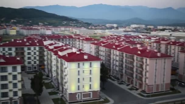 Toits de petite ville près des montagnes — Video