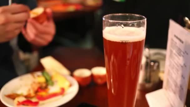 Glas bier op tafel — Stockvideo