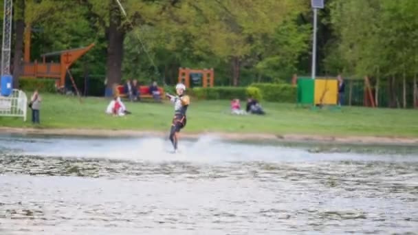 Wakeboarder treni a bordo a Putyaevsky stagno — Video Stock