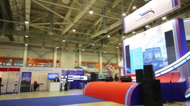 Speaker in stage at exhibition city transport — Stock Video