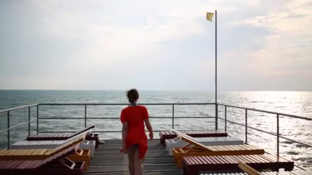 Kadın ahşap iskele üzerinde yürüyor — Stok video