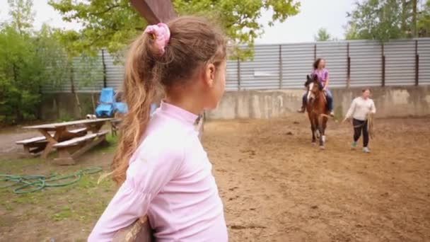 Les gens prennent des cours d'équitation — Video