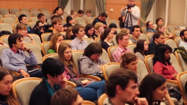 A diákok tudományos és gyakorlati konferencián — Stock videók