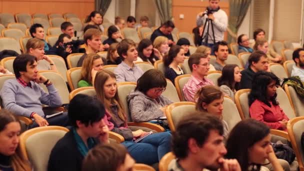 Étudiants à la conférence scientifique et pratique — Video