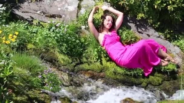 Dağlarda güzel kadın — Stok video