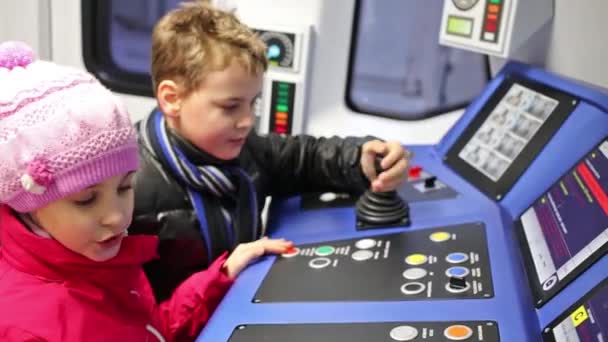 Deux enfants avec panneau de commande du métro — Video