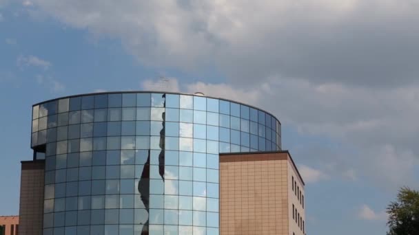 Cam duvar ile yuvarlak binanın tepesinde — Stok video