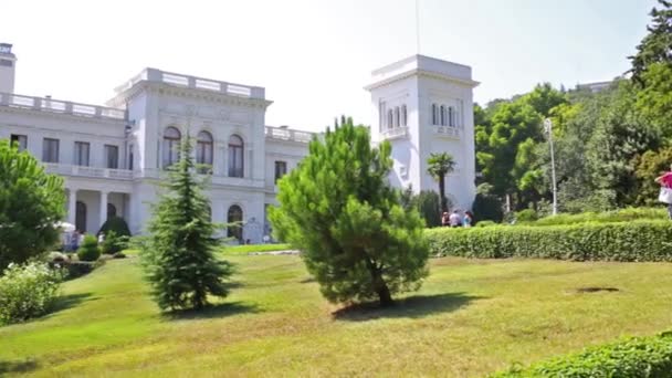 Paisaje del Palacio de Livadia con césped verde . — Vídeo de stock