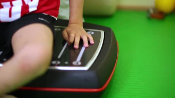 Çocuk Tıp Merkezi platformunda titreşimli çalışma oturur — Stok video
