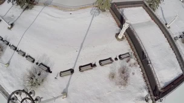 La gente scivola sui pattini vicino alla pista di pattinaggio — Video Stock