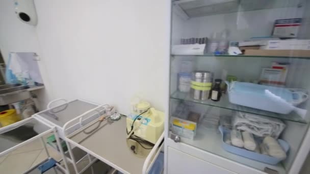 Equipamiento médico y mobiliario en sala de procedimientos en el hospital — Vídeo de stock