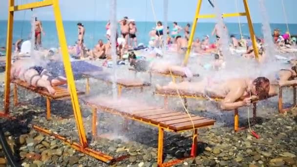 Dispositivo para hidromasaje en la playa pública — Vídeo de stock