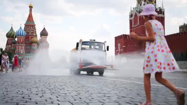 Дівчина у сукні запустити в передній поливу вантажівка — стокове відео