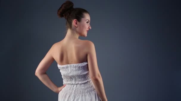 Красивая сексуальная молодая женщина в платье — стоковое видео