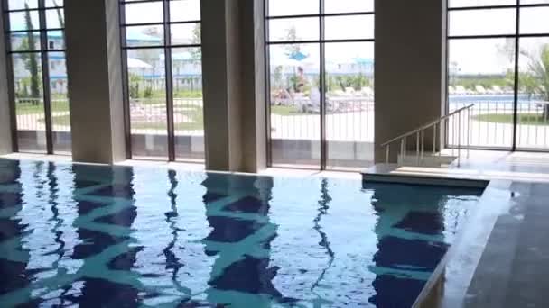 Piscina interior no hotel moderno — Vídeo de Stock