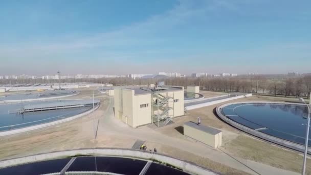 Fotojournalisten arbeiten in Kurjanowskaja wwtp — Stockvideo