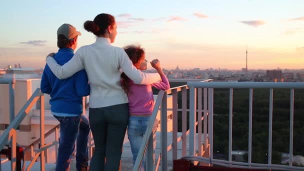 Mère et deux enfants debout — Video