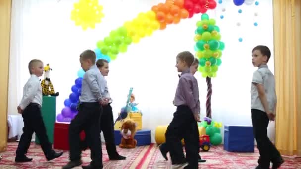 Boys line up in kindergarten — Stock Video