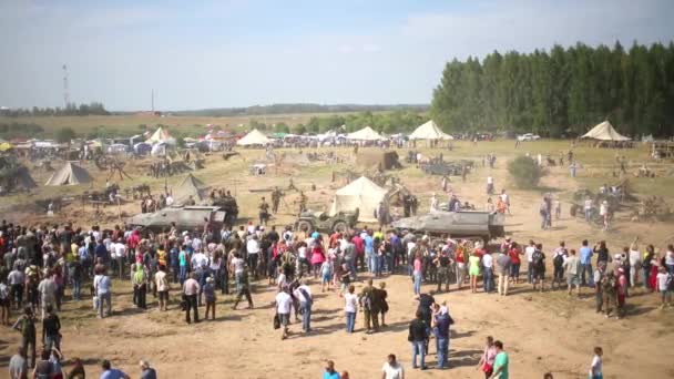 Acampamento e visitantes no festival militar — Vídeo de Stock