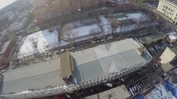 Araba oyun alanı yakınında sokak tarafından binmek — Stok video