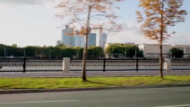 飞快的骑在路堤和建筑上的车 — 图库视频影像